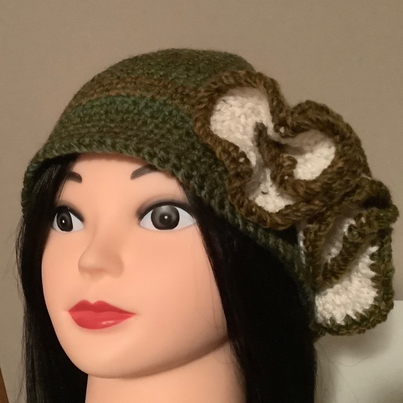New Crocheted ladies green variegated with cream color cloche style hat - Picture 3 of 3